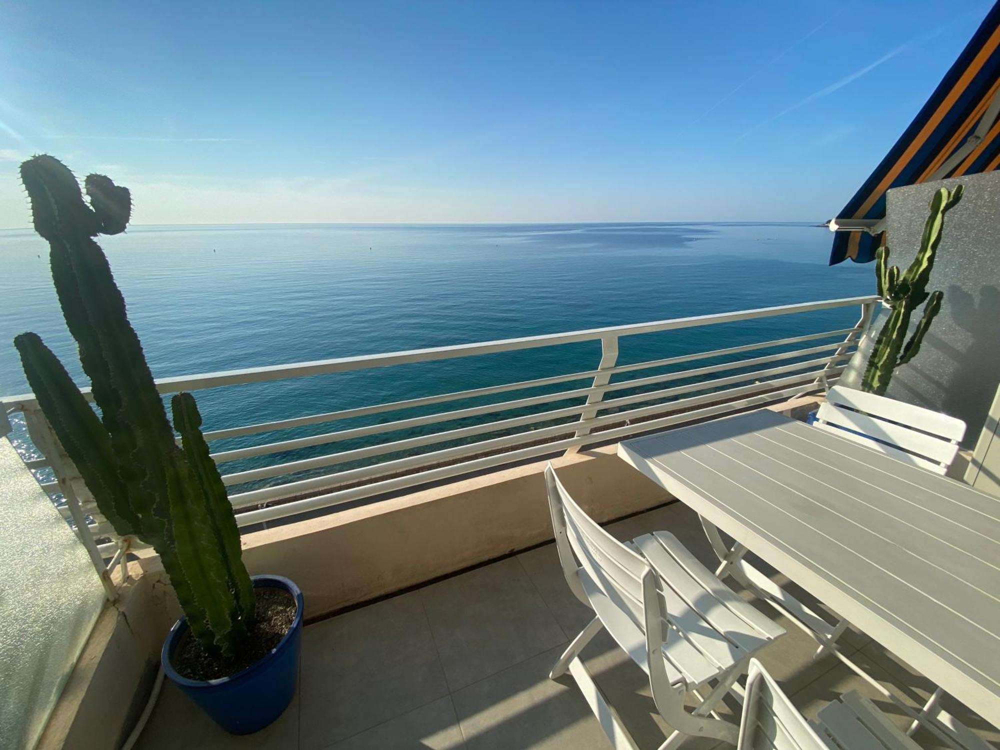 マントンSea View Studio, Huge Terrace On The 4Th Floorアパートメント エクステリア 写真